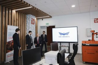 Подробнее о статье Руководство филиала ознакомилось с деятельностью цифровых центров и лабораторий РЭУ