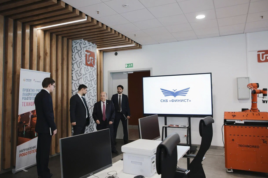Подробнее о статье Руководство филиала ознакомилось с деятельностью цифровых центров и лабораторий РЭУ