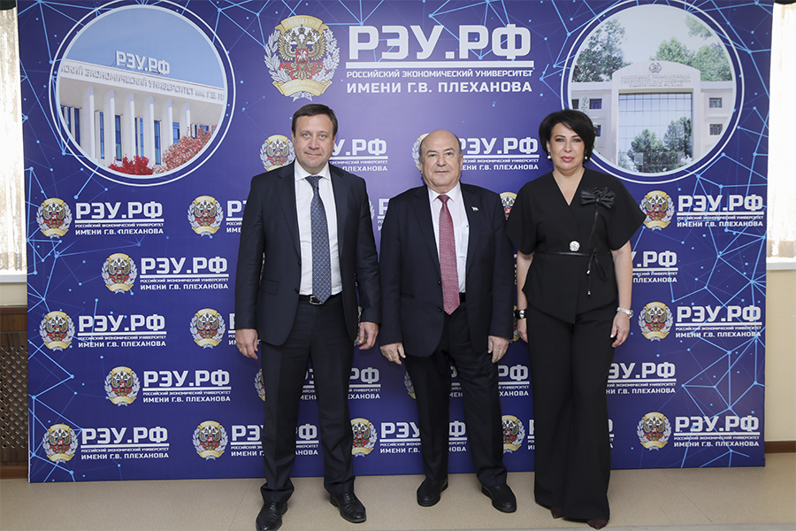 Подробнее о статье Состоялась рабочая встреча руководителя филиала, академика Каландара Абдурахманова с представителями Россотрудничества