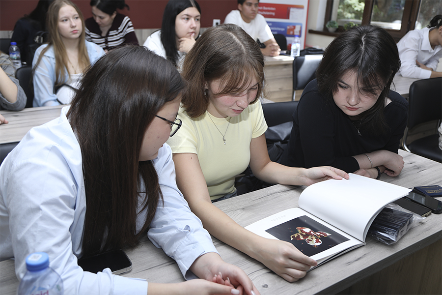 Подробнее о статье Семинар-тренинг  «Арт-терапия»:  встреча с художником Мухтарханом Исановым