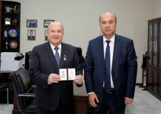 Подробнее о статье Академику К.Абдурахманову вручен памятный нагрудный знак «120-летие профсоюзов Узбекистана»