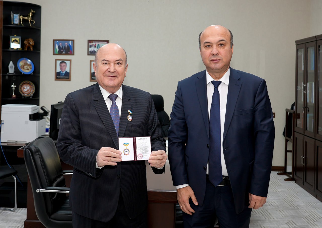 Подробнее о статье Академику К.Абдурахманову вручен памятный нагрудный знак «120-летие профсоюзов Узбекистана»