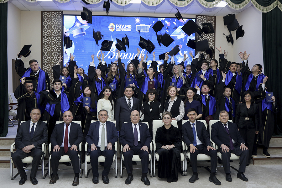 Подробнее о статье В Ташкентском филиале состоялась торжественная церемония вручения дипломов