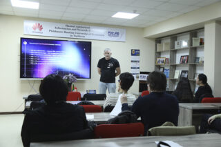 Подробнее о статье Индустриальное партнерство: цикл лекций специалистов School‑21 для студентов направления «Информационные системы и технологии»